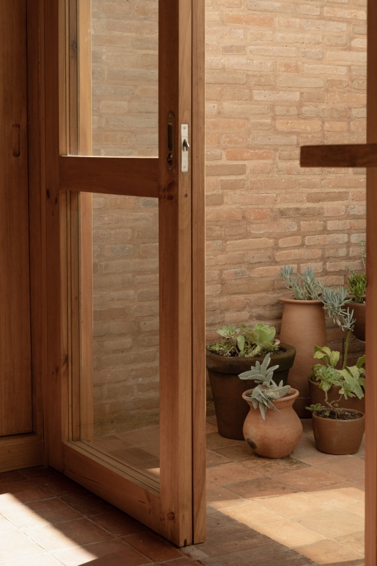 砖墙与木框玻璃门,brick wall and timber-framed glazed door
