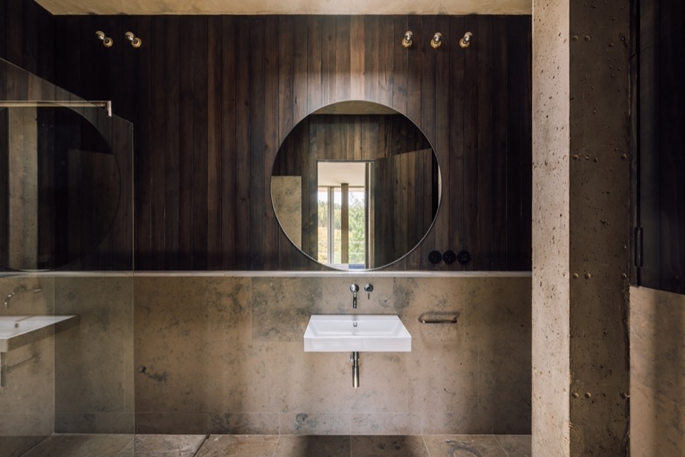 浴室的材质与圆镜 / bathroom materials and circular mirror