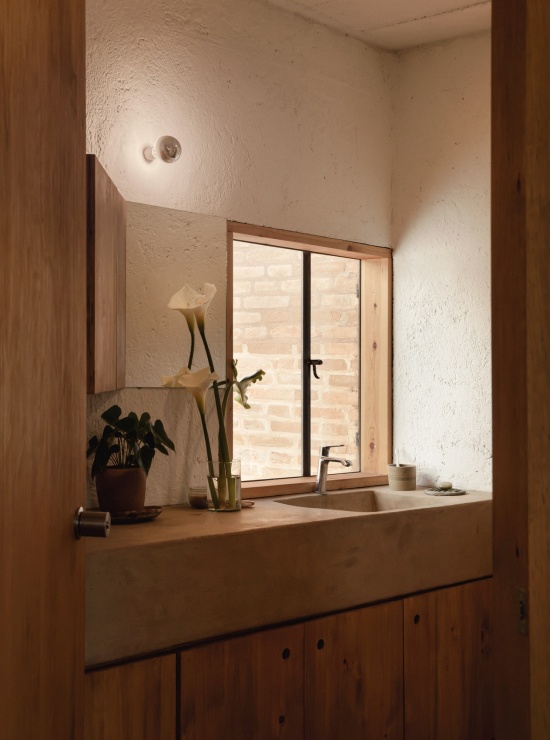 浴室中的洗手台与木柜,washbasin and timber cabinetry in the bathroom