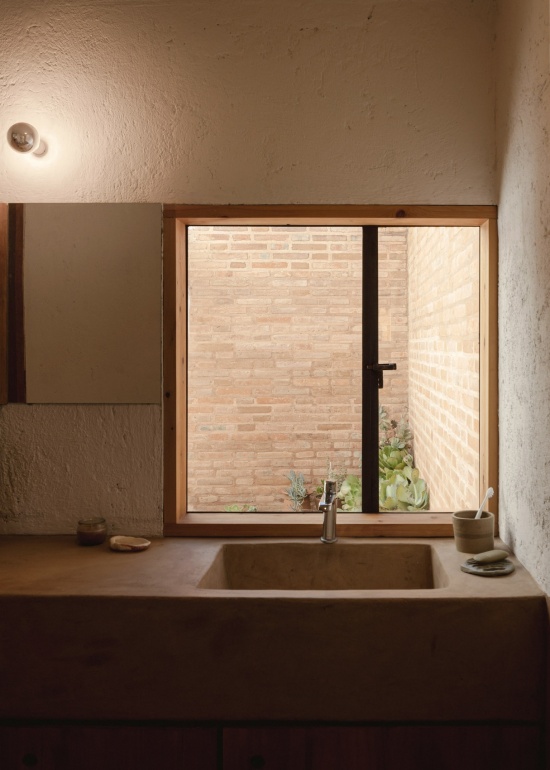 浴室窗景,view through the bathroom window