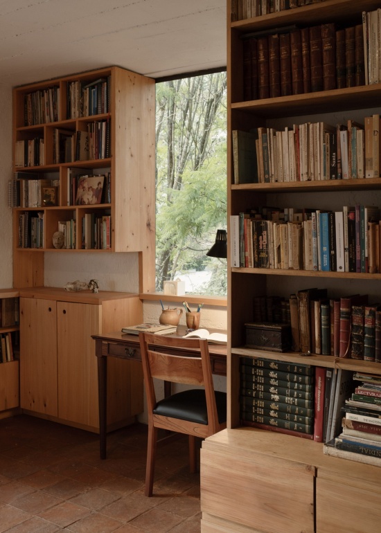 书房的书架与书桌,bookshelves and desk in the study