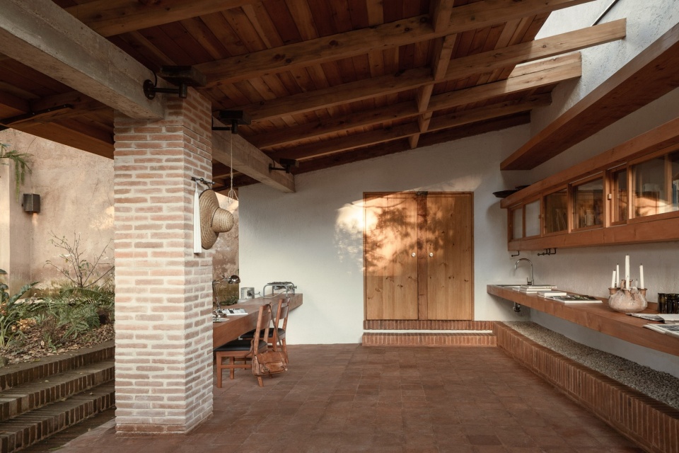 砖柱与木屋顶下的工作室,workshop beneath the timber roof and brick columns