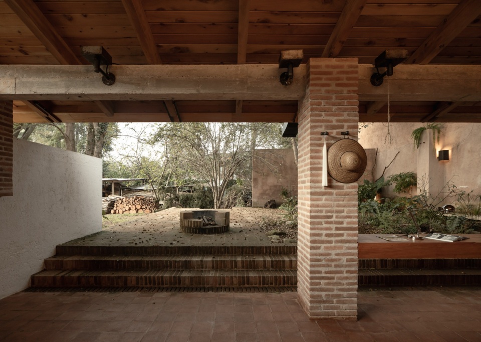 从工作室望向庭院,view from the workshop toward the courtyard