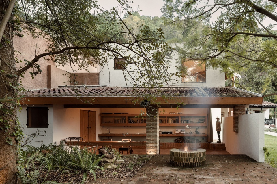 庭院一侧的开放空间,open space along the courtyard