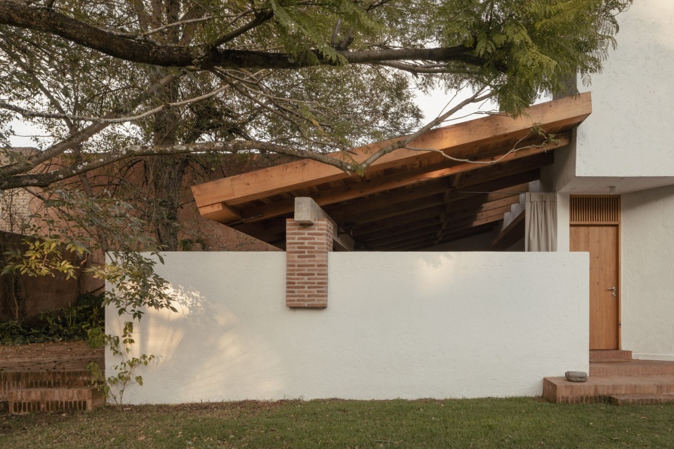低矮体量与倾斜屋顶,low volume and sloping roof