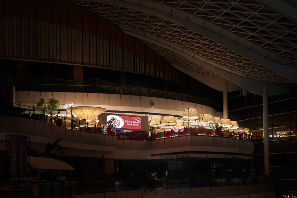 夜晚餐厅全景 / Panoramic view of the restaurant at night