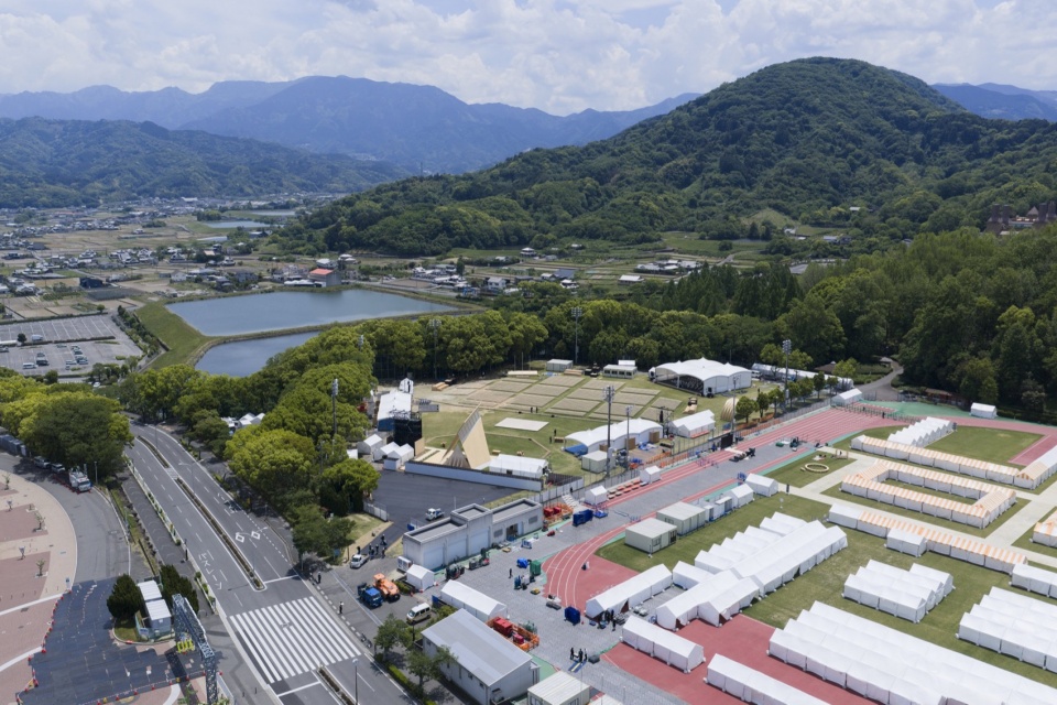 会场及周边山地景观 / Venue and surrounding landscape