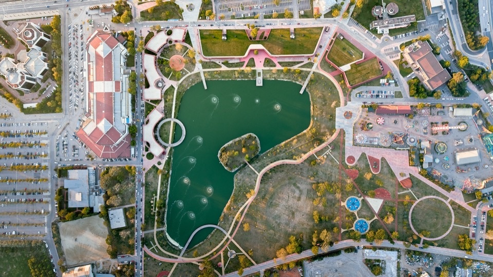 环湖公共空间的整体布局 / Public spaces around the lake