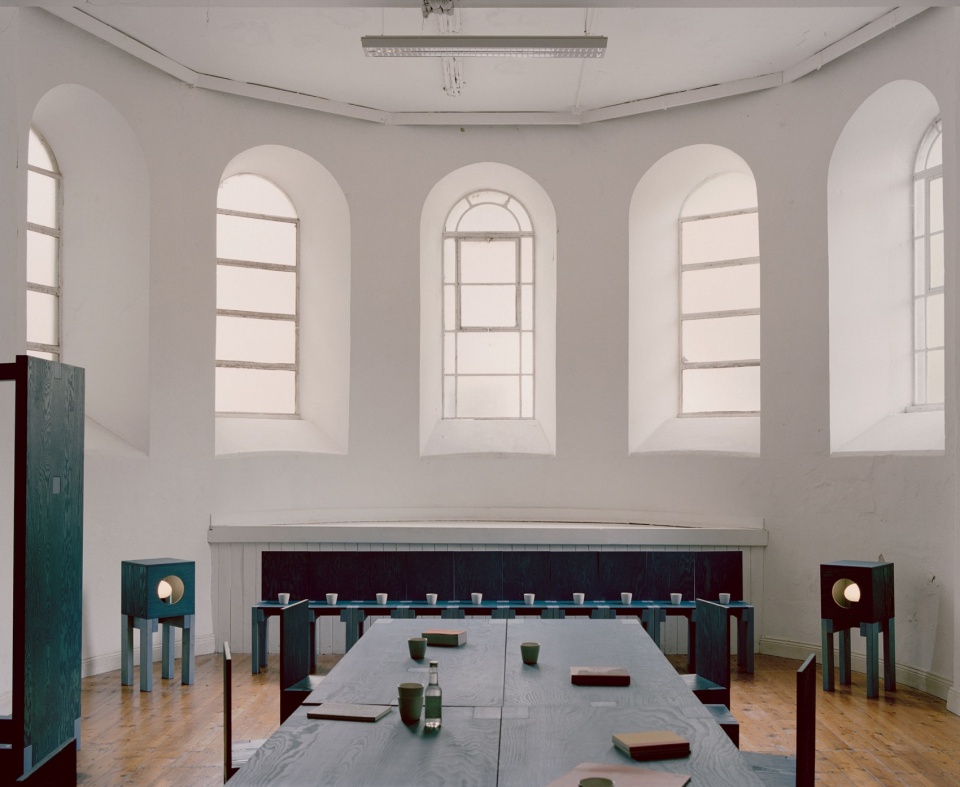 围绕长桌展开的公共空间 / Public interior arranged around a long table