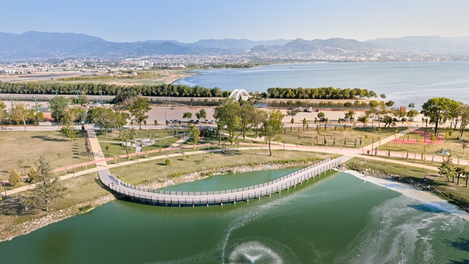伸入湖面的弧形栈桥 / Curved pier extending over the lake