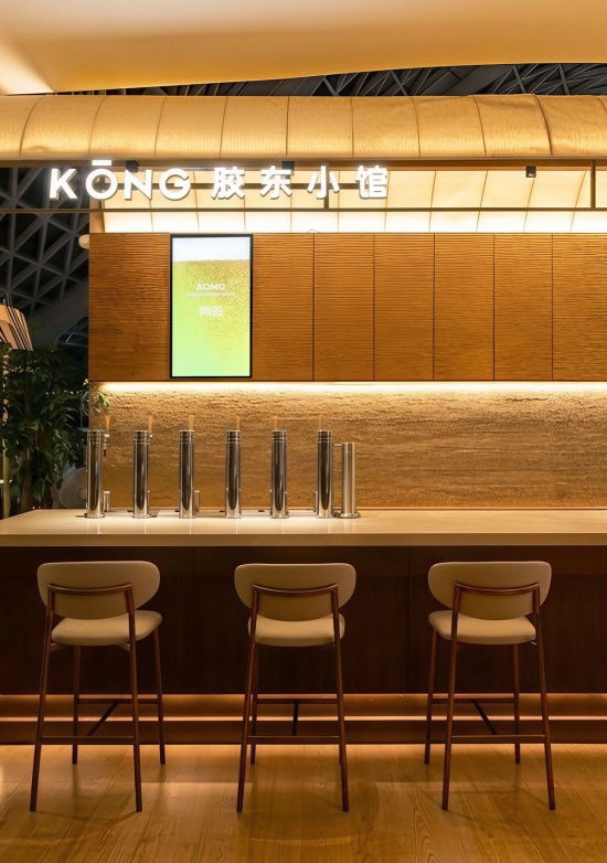 吧台曲面棚顶 / The curved canopy at the bar