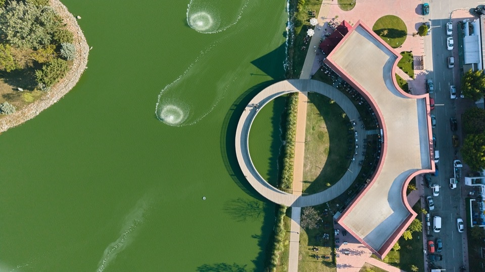 湖岸步道与建筑的衔接 / Connections between lakeside routes and buildings