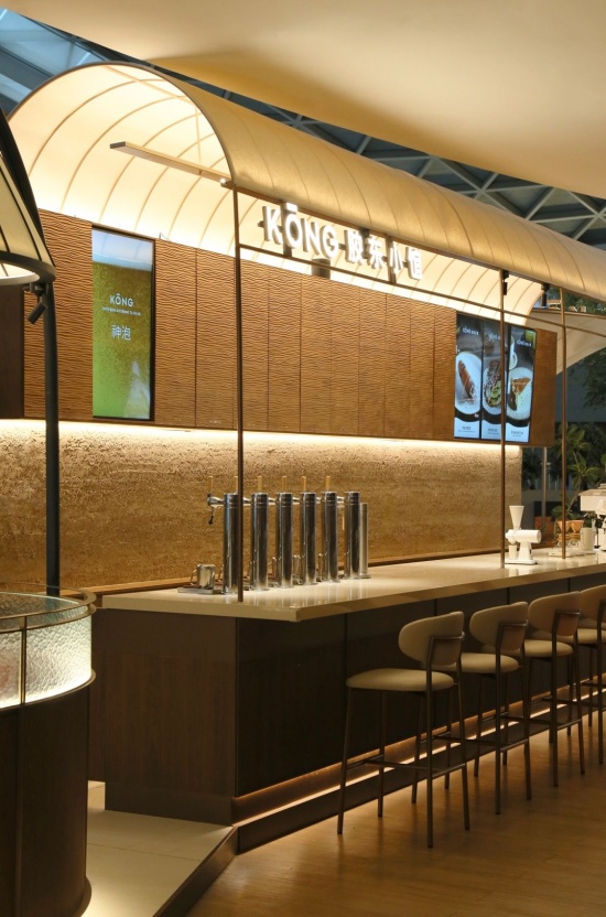 吧台曲面棚顶 / The curved canopy at the bar