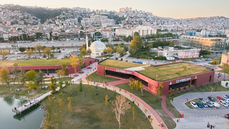 公园北部的建筑与绿化屋面 / Buildings and planted roofs to the north