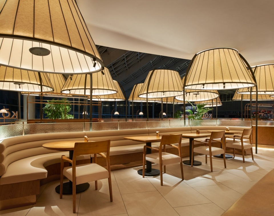 卡座就餐区 / Booth seating area
