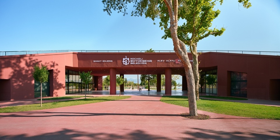 建筑之间的开放通道 / Open passage between buildings