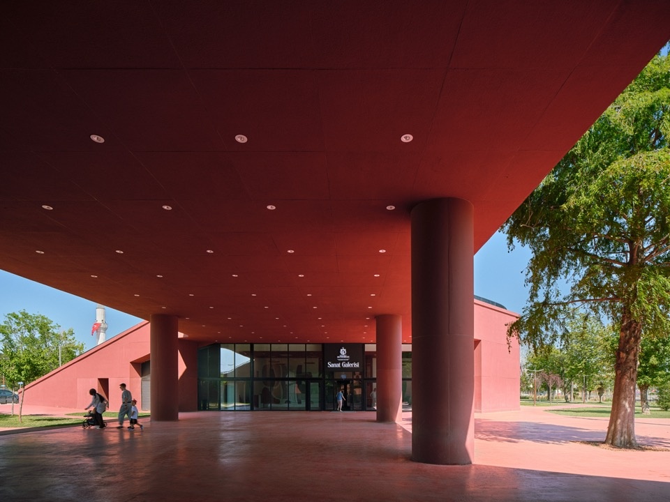 入口处的遮蔽公共空间 / Sheltered public space at the entrance
