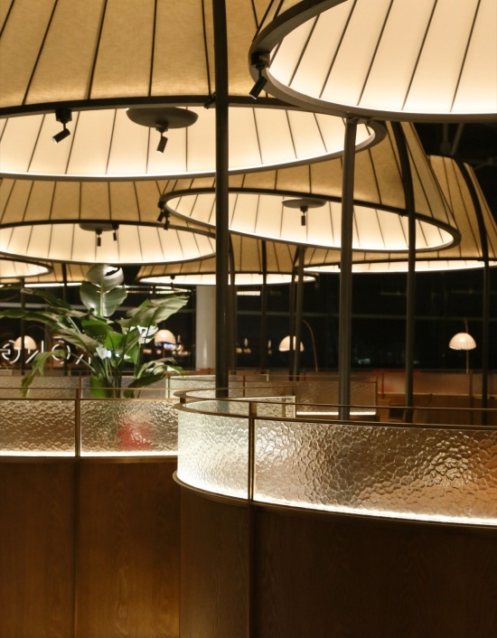 水纹玻璃弧形隔板 / Water ripple glass curved partition