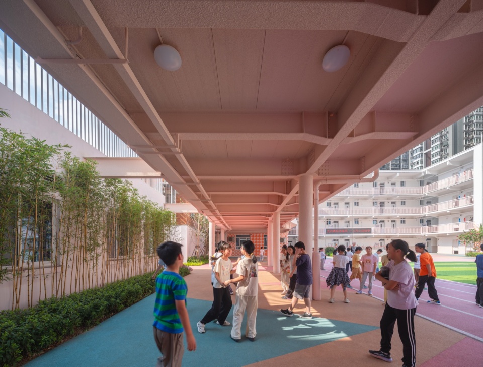 平台下方的活动空间 / Activity space beneath the platform