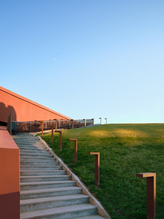 建筑旁的台阶与草坡 / Steps and grassy slope beside the building