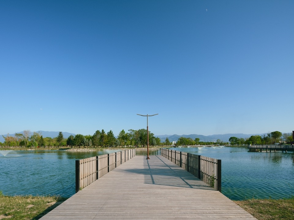城市步行轴线向湖面延伸 / Pedestrian axis extending toward the lake