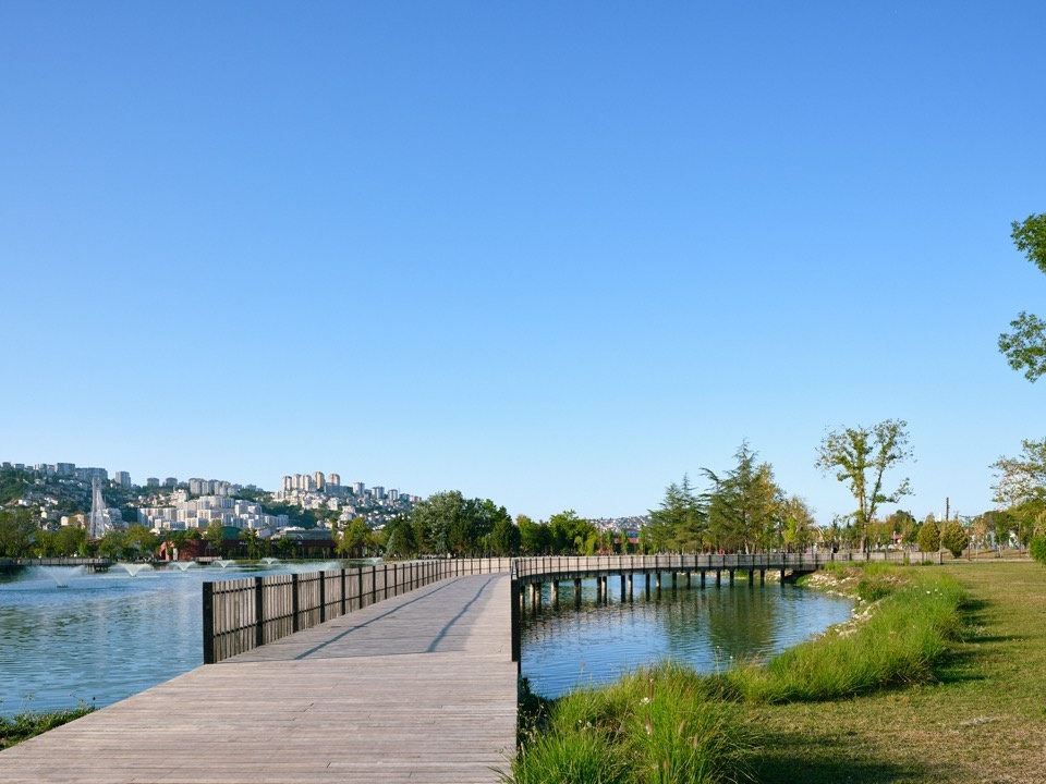 湖面上的连续步行路线 / Continuous walking route over the water