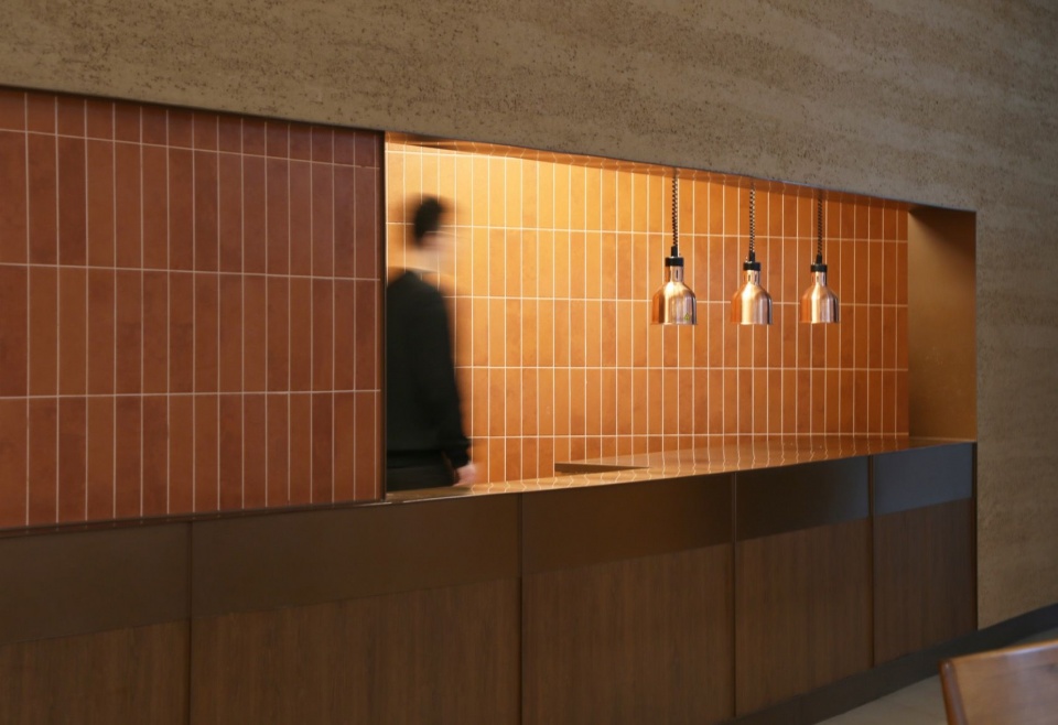餐厅出餐区 / Food pickup area