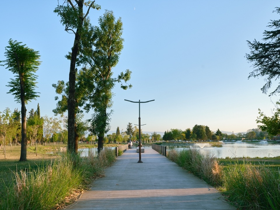 水岸与绿荫间的步道 / Path between the lakeside and greenery