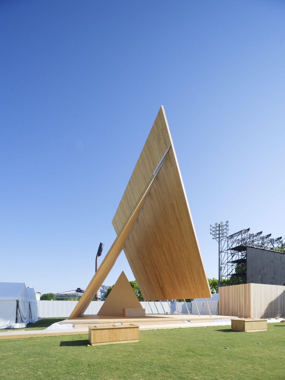 三个平面形成的木质体量 / Timber volume formed by three planes