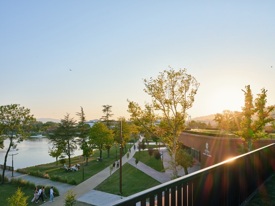 夕阳下的公园景观 / Park landscape at sunset