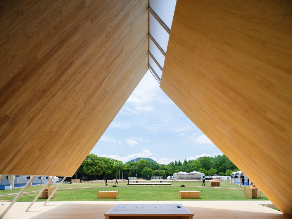 从舞台望向观众席 / View from the stage toward the audience