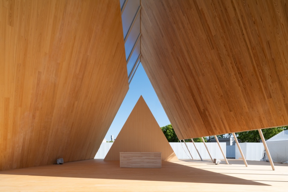 木构平面下的光影 / Light and shadow beneath the timber planes