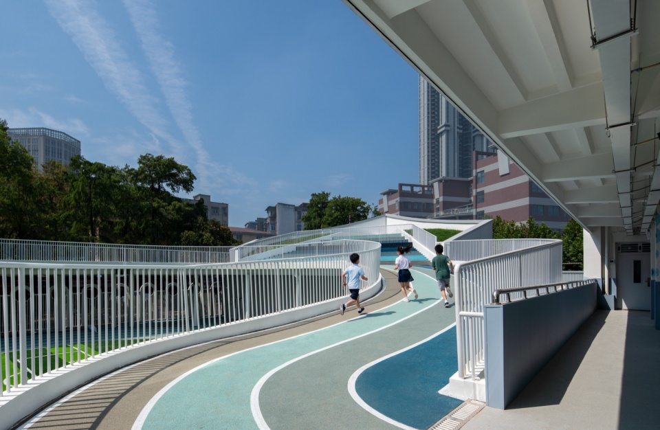 坡道连接起伏的平台 / Ramps connect the undulating platform