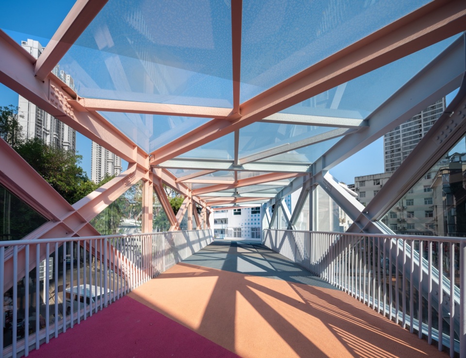 天桥内部与渐变桥面 / Overpass interior and gradient deck