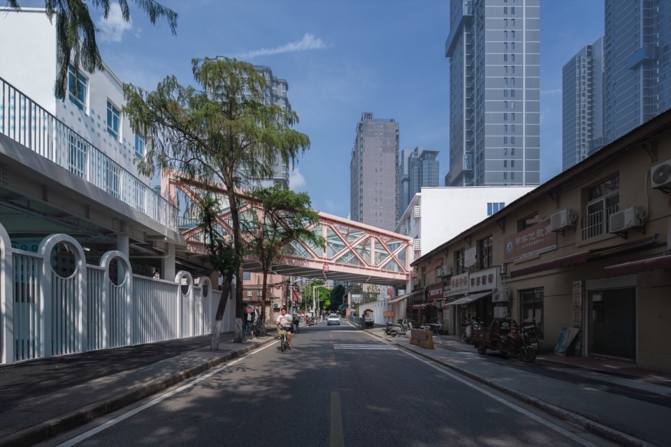 斜向跨越街道的天桥 / The oblique street-crossing overpass