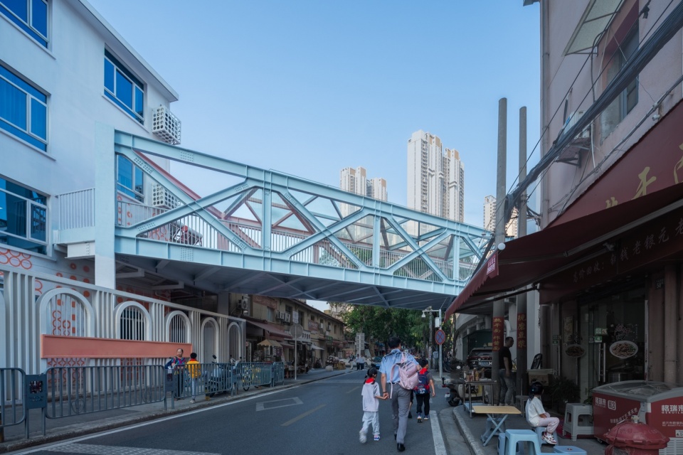 天桥与卫星校区入口 / Overpass and entrance to the Weixing Campus