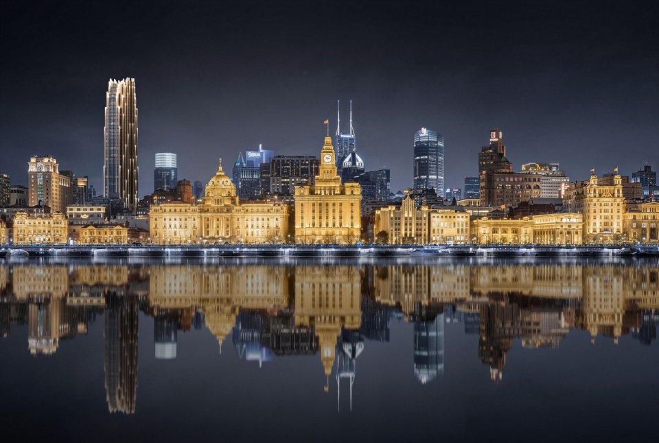 外滩夜景中的上海淮海路8号 / 8 Huaihai Road in the night skyline of the Bund