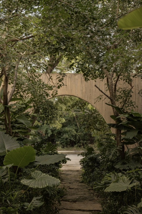 花园小径与拱门 / Garden path and archway