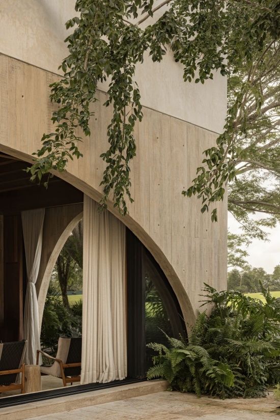 向庭院敞开的拱券 / Arch opening onto the courtyard