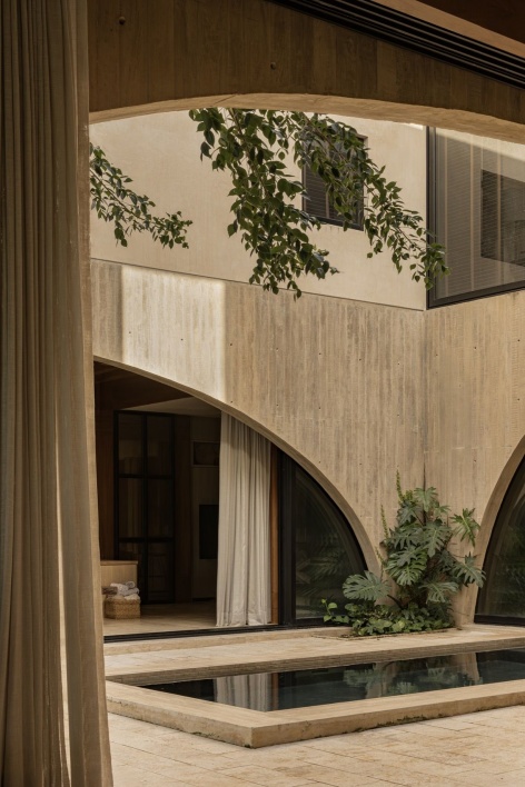 庭院与连续拱券 / Courtyard and a sequence of arches