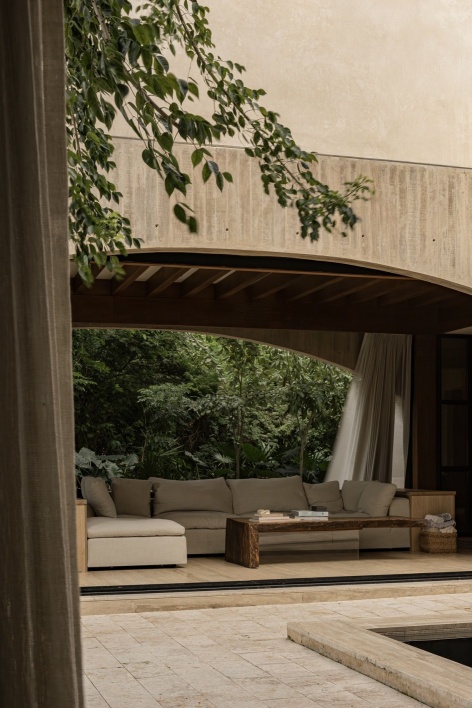 从庭院望向起居室 / Living room viewed from the courtyard