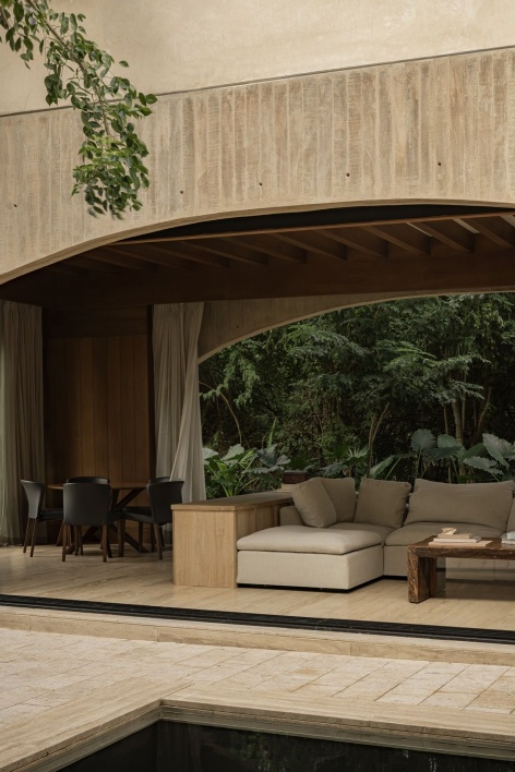 水池与开放起居空间 / Pool and open living space