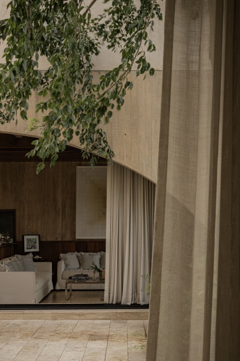 帘幕与庭院界面 / Curtains at the courtyard edge