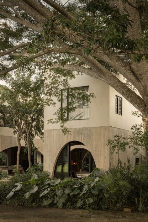树木掩映的建筑转角 / Building corner among trees