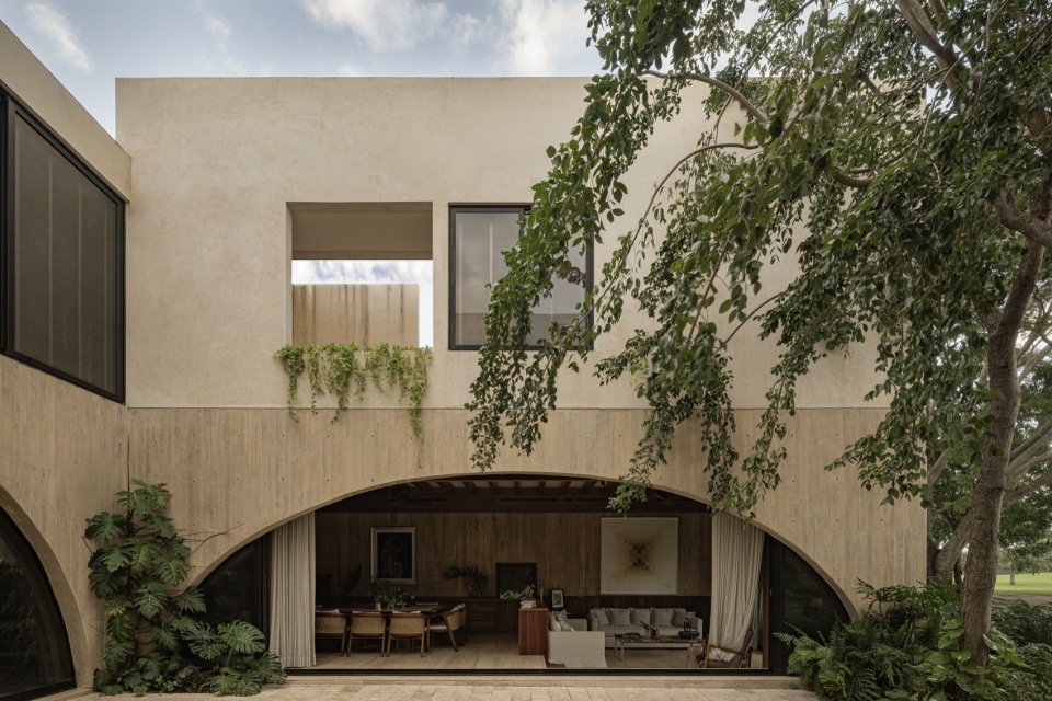 庭院一侧的立面 / Courtyard elevation