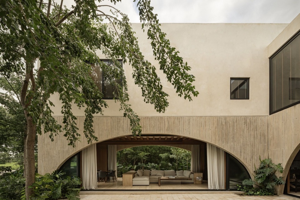 横向展开的拱形开口 / Wide arched opening