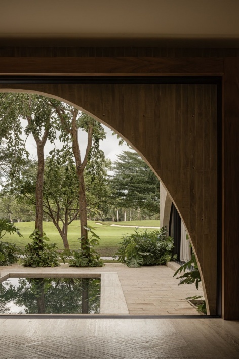 由室内望向花园 / View from inside toward the garden