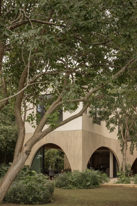 花园中的拱券序列 / Sequence of arches in the garden