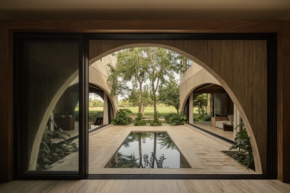 由室内望向水庭 / View toward the water courtyard