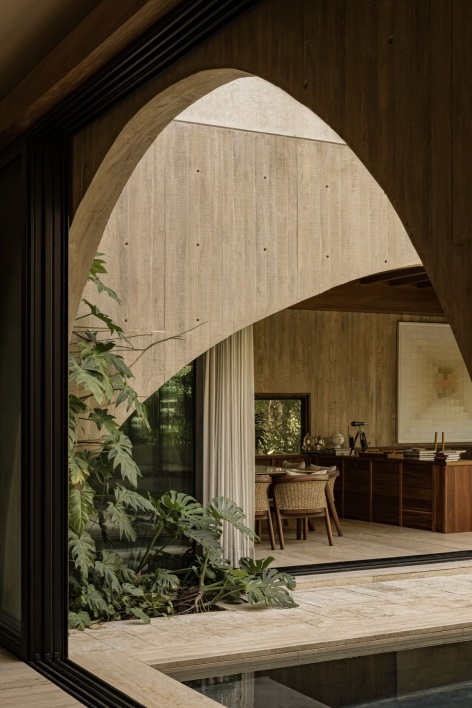 拱券框定的餐厨空间 / Dining and kitchen framed by arches
